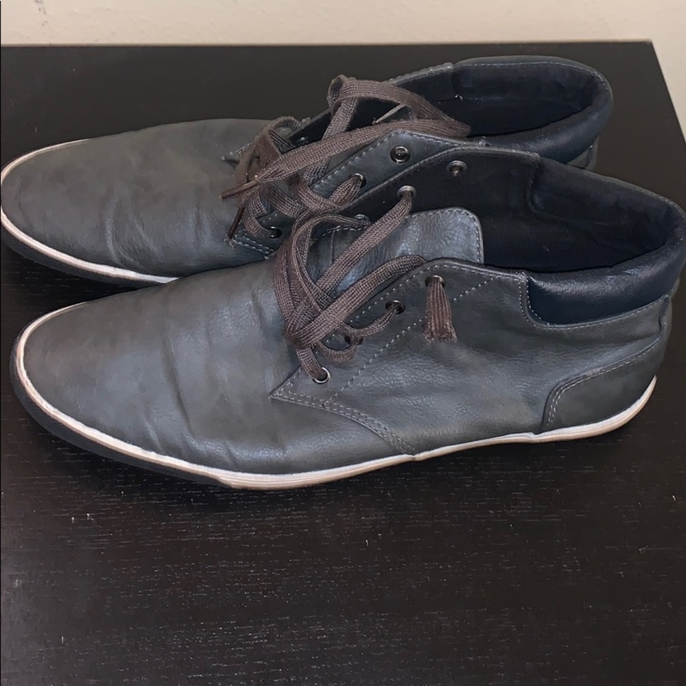 Also grey shoes